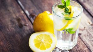 Benéficos de tomar Agua con Limón