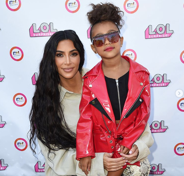 La hija de Kim Kardashian hace su debuta como modelo