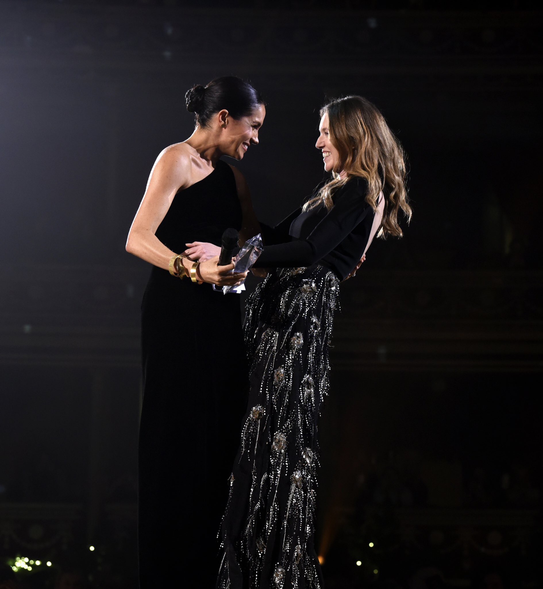 Meghan Markle deslumbra en los British Fashion Awards