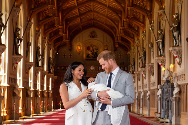 Meghan Markle y el príncipe Harry presentan a su primer hijo al mundo