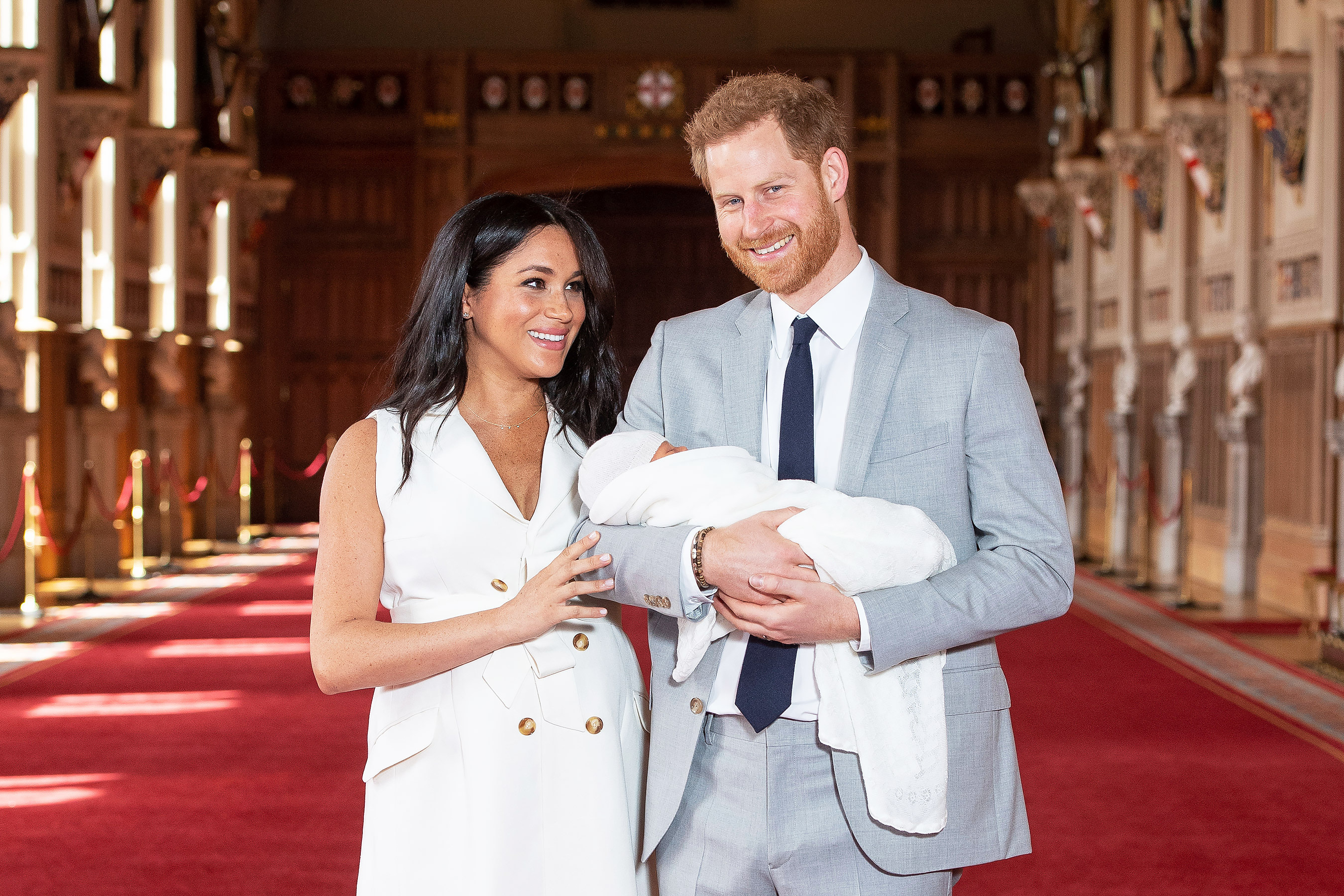 Meghan Markle y el príncipe Harry presentan a su primer hijo al mundo