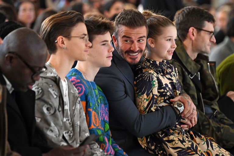 La familia de Victoria Beckham la apoya en la Semana de la Moda de Londres