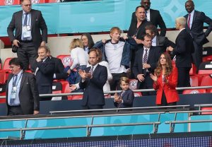 Fotos del príncipe George celebrando la victoria de Inglaterra con sus padres