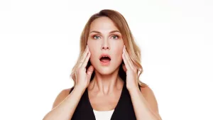 Ejercicios de yoga facial para contornear tu cara naturalmente
