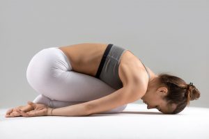 Posturas de yoga para superar el estrés del día