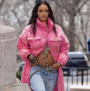 Con tiernas fotos Rihanna confirma que está embarazada