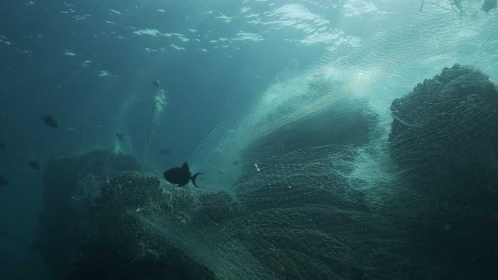 Samsung conjuga sustentabilidad y tecnología al reutilizar redes de pesca desechadas en los mares