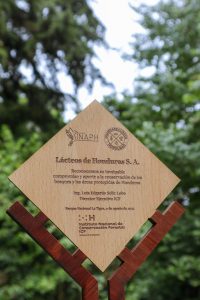 Lacthosa recibe reconocimiento por su compromiso en la conservación de áreas protegidas del país