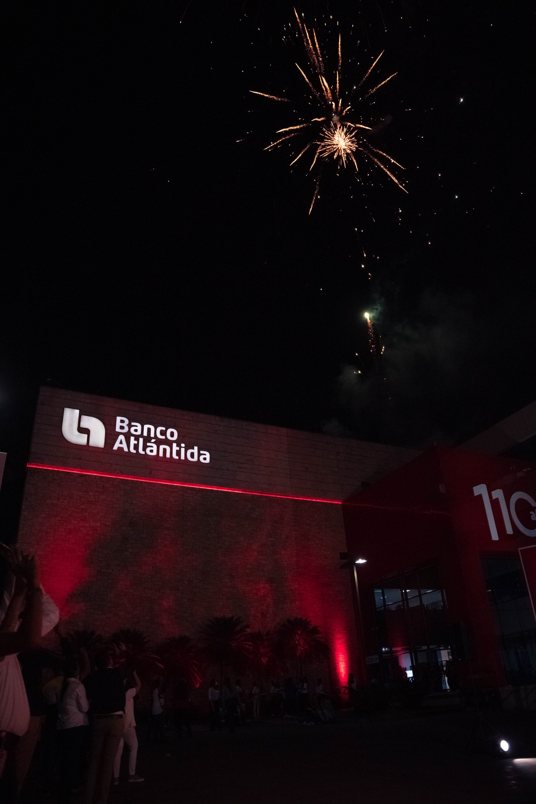 Banco Atlántida, el banco de las grandes promociones, celebró su 110 Aniversario premiando la lealtad de sus clientes