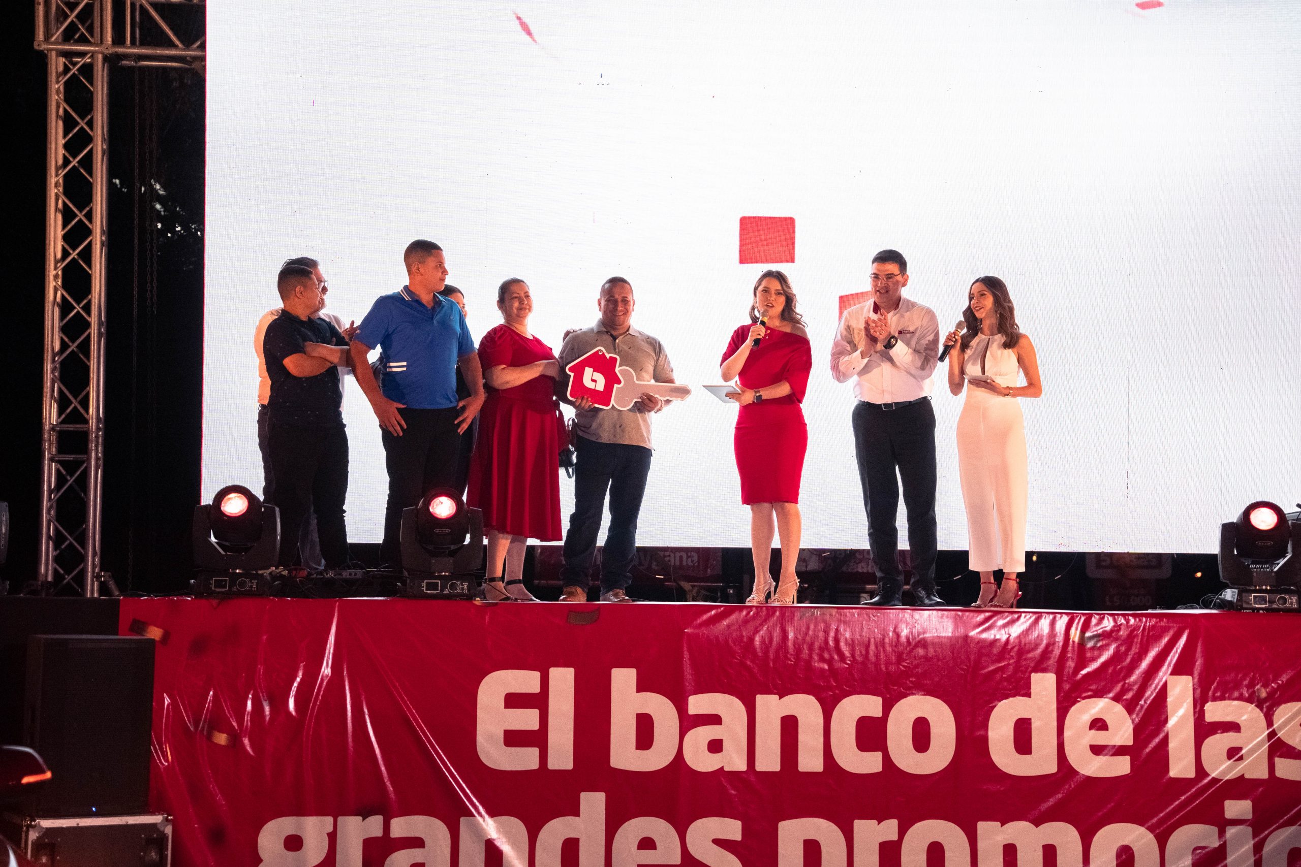 Banco Atlántida, el banco de las grandes promociones, celebró su 110 Aniversario premiando la lealtad de sus clientes