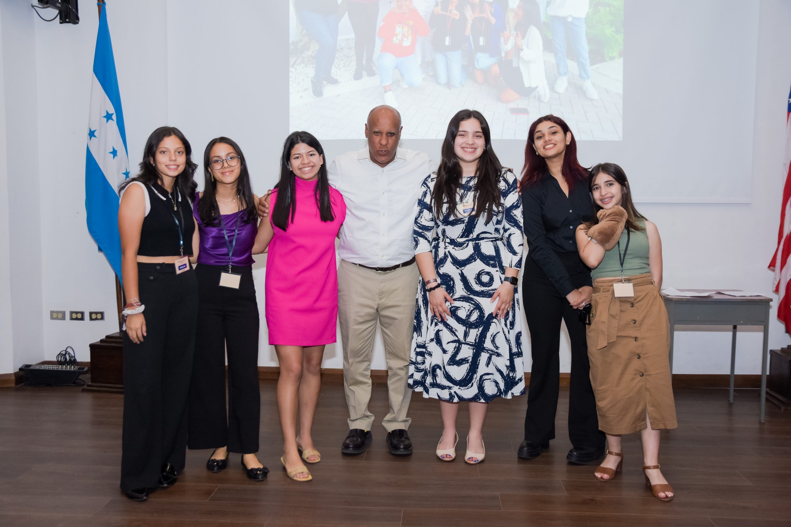 Programa ELLA, Inc. (Emprendedoras Latinas Liderando con Acción), bajo el liderazgo  de la joven Camila Deras Zavala, alumna de décimo grado de la Macris School.