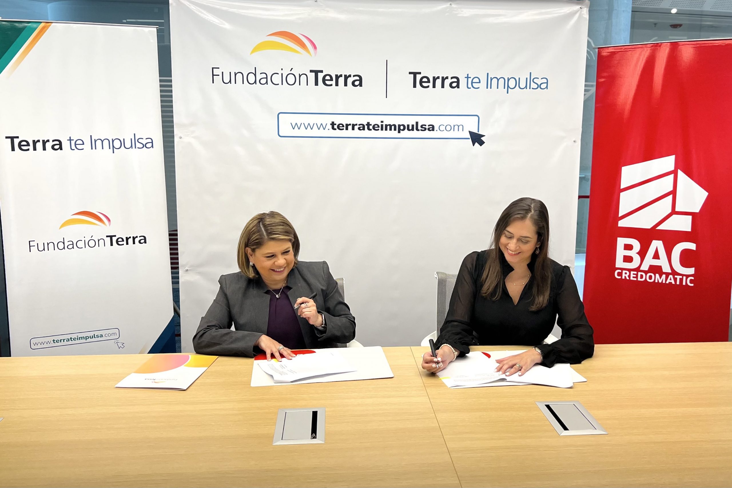 BAC y Fundación Terra firman acuerdo de cooperación en beneficio de los emprendedores