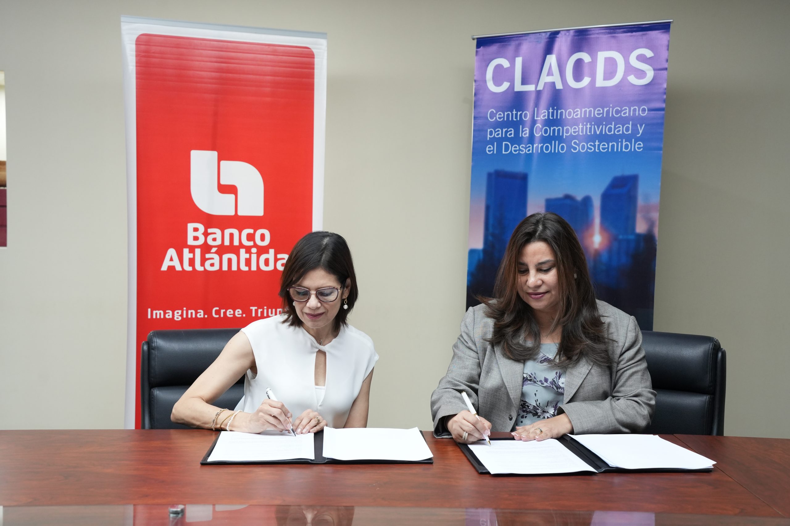 Alianza estratégica de Banco Atlántida con INCAE para el éxito empresarial quienes juntos apuestan por el desarrollo de las mujeres hondureñas.
